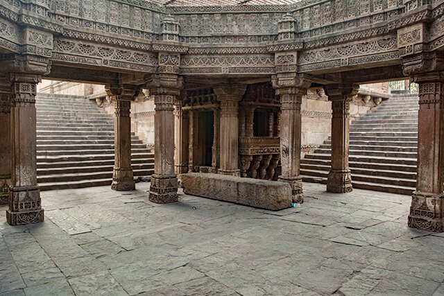 adalaj ni vav carved walls