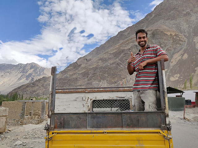 hitchhiking from leh to nubra valley