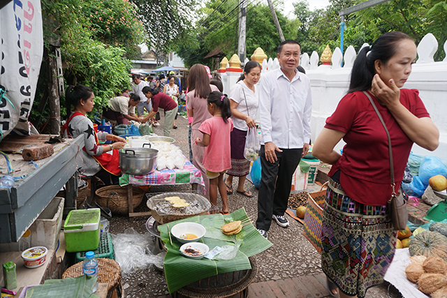 local market to travel in luang prabang
