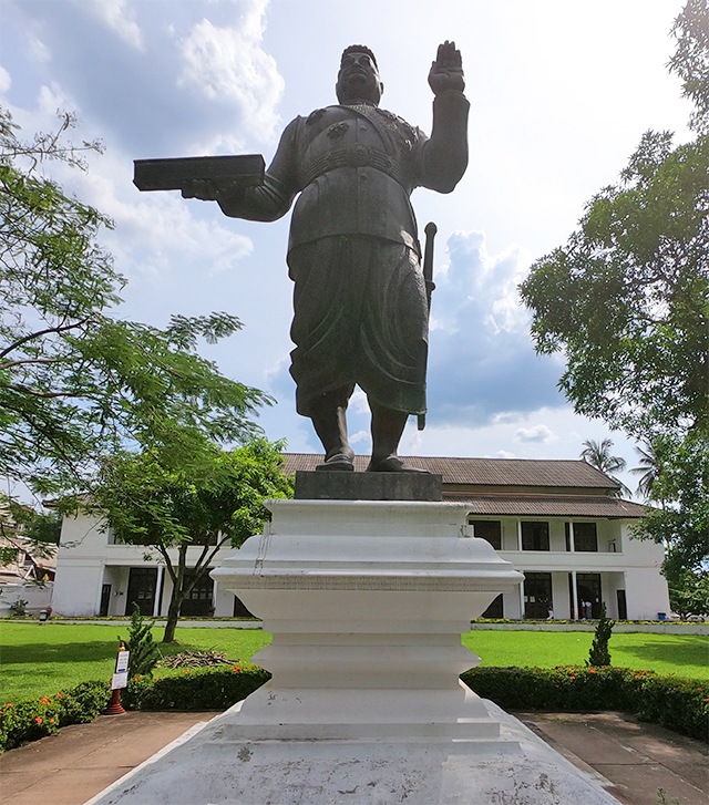 King Sisavang Vong statue