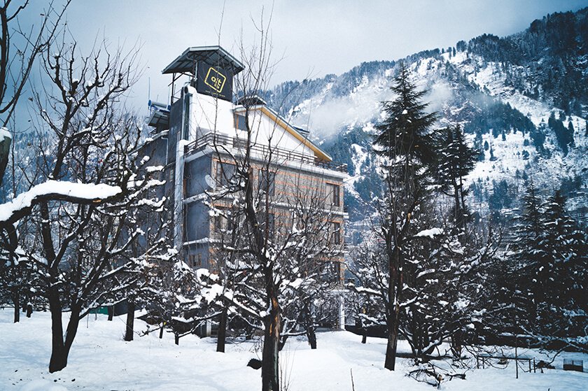 best hostel manali