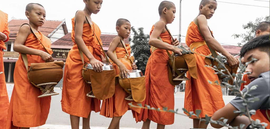 tak bat luang prabang