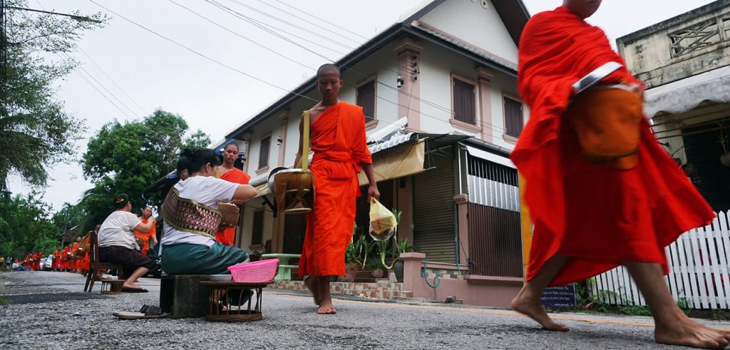 tak bat luang prabang